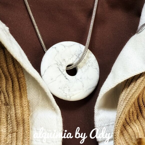 Silver snake chain short necklace with chunky white Howlite disc pendant - Picture 1 of 2